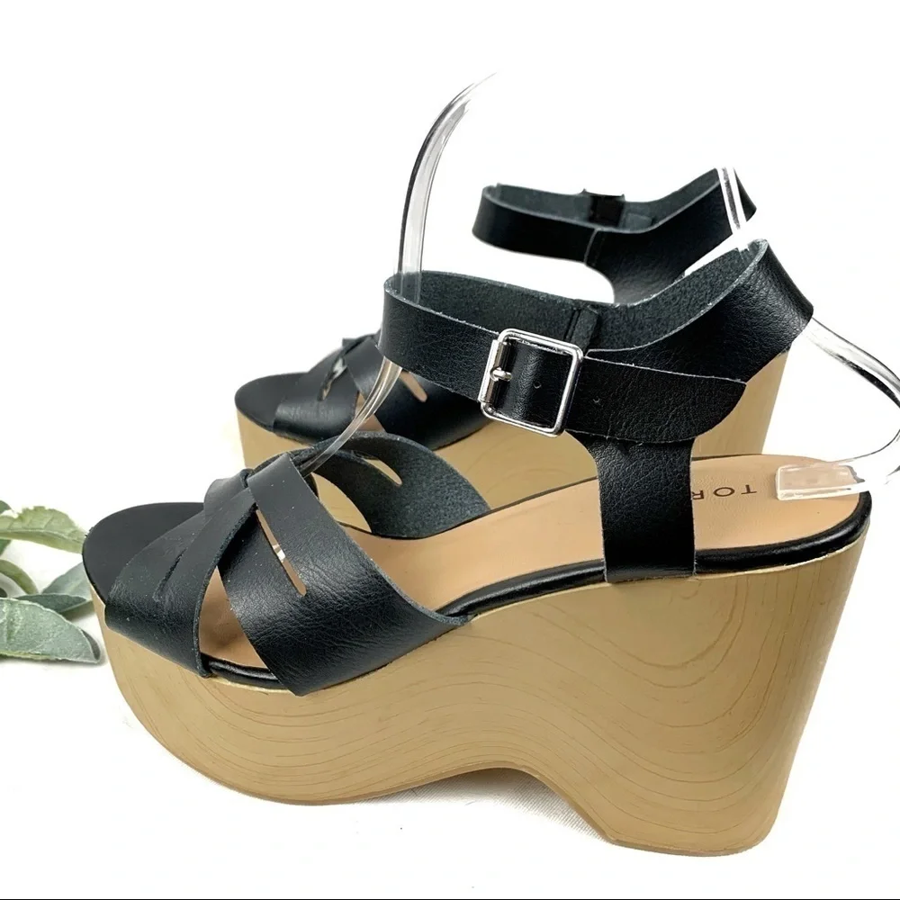 Torrid platform faux wood strappy wedges, size 9